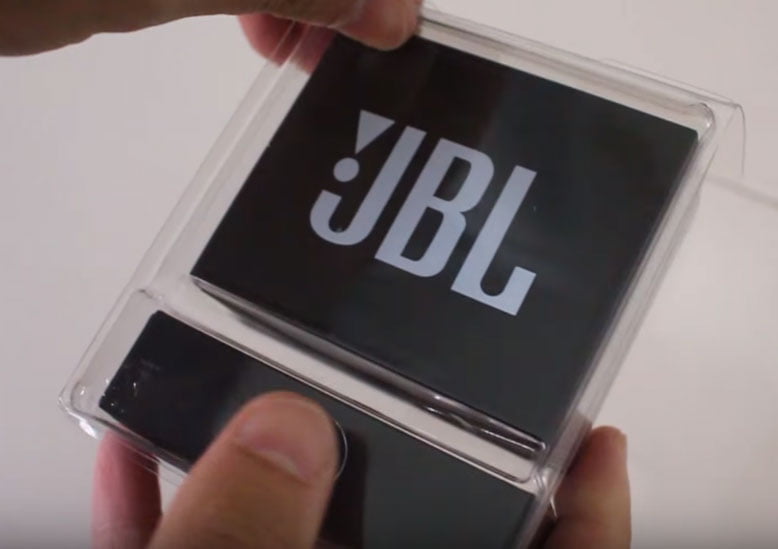 Essa caixa de som da JBL é compacta e fácil de ser transportada