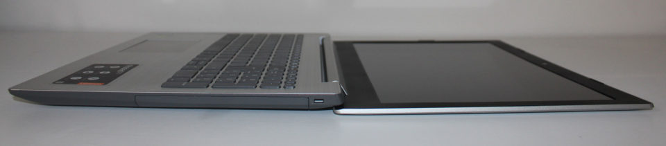 Notebook Lenovo IdeaPad 320 totalmente aberto com a tela encostada na mesa em um ângulo de 180 graus.