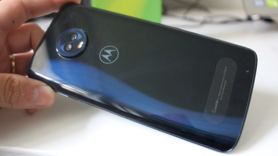 A traseira em vidro realmente é muito elegante, mas acho que agrega um custo desnecessário para um aparelho intermediário - Moto G6 Plus