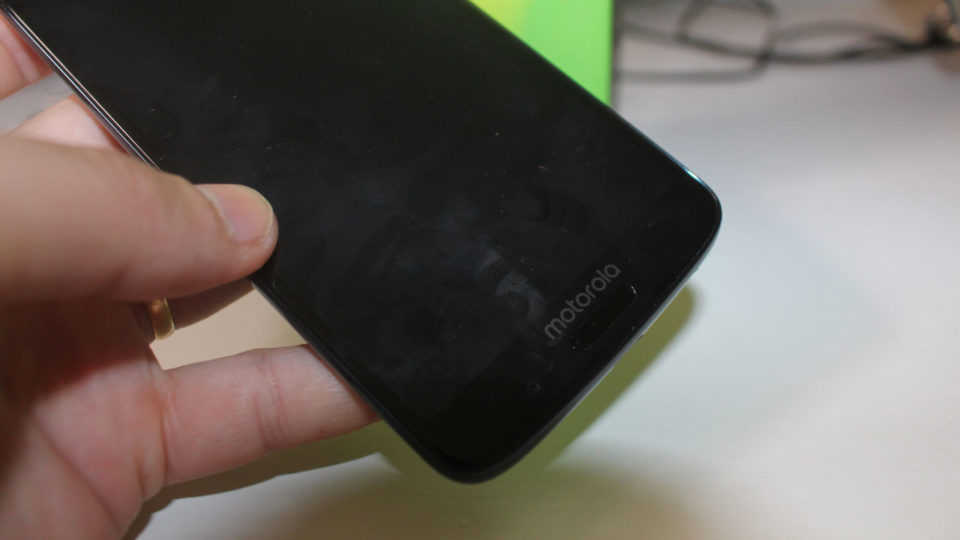 O logotipo da Motorola é algo que esteticamente não me agrada. Acredito que o espeço perdido poderia ser melhor aproveitado - Moto G6 Plus