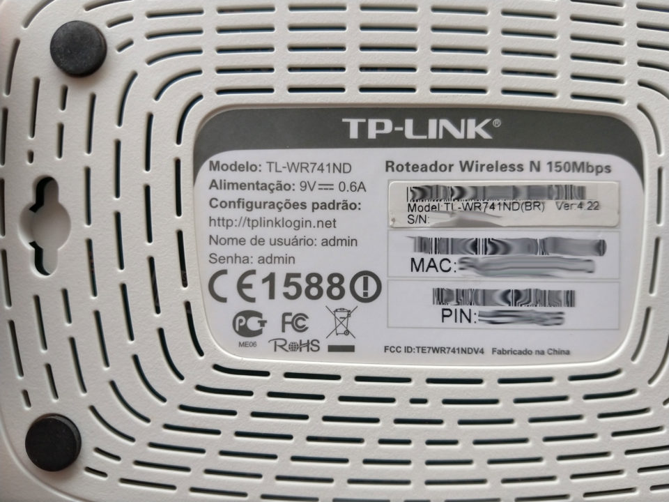 Imagem mostra a parte traseira de um roteador TP-Link