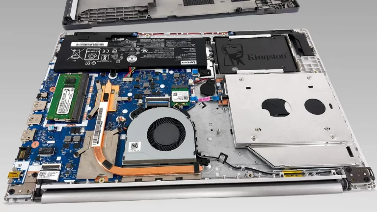 Visão interna detalhada do hardware do Lenovo IdeaPad 320 com foco nos componentes passíveis de upgrade.
