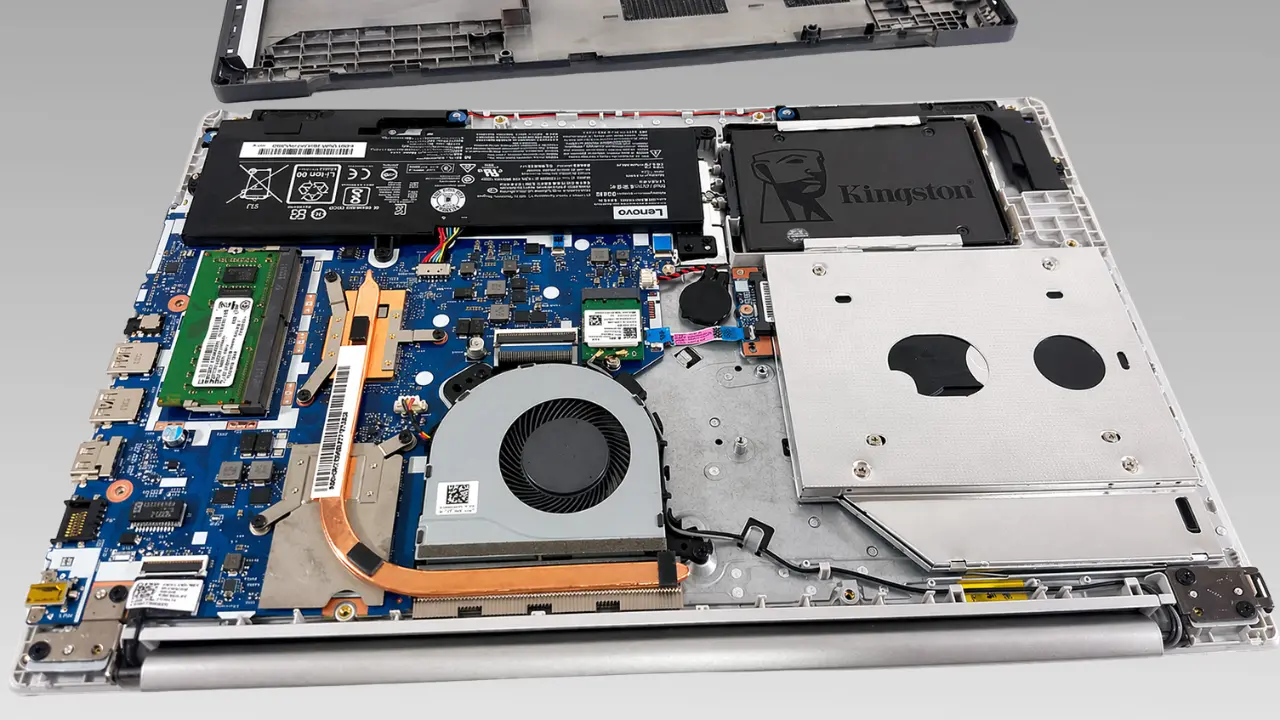 Visão interna detalhada do hardware do Lenovo IdeaPad 320 com foco nos componentes passíveis de upgrade.