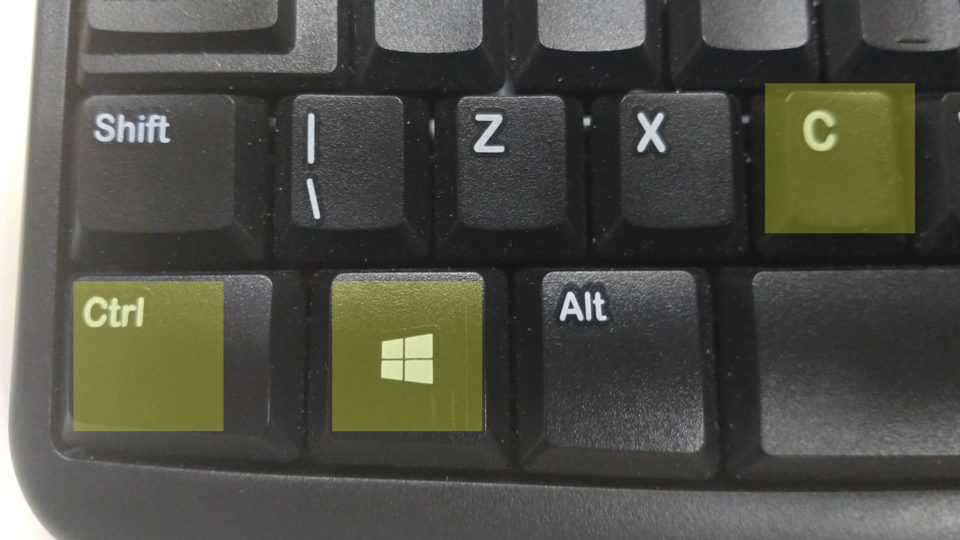 Close em um teclado de computador destacando as teclas Ctrl, Windows e C pressionadas simultaneamente.