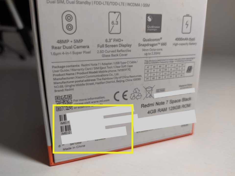 Foto da traseira de uma caixa de smartphone Redmi Note 7 original, com destaque amarelo sobre a etiqueta que contém os números de série e os códigos IMEI 1 e IMEI 2.