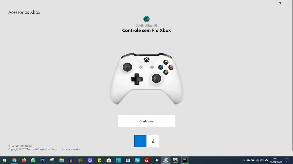 Captura de tela do aplicativo Acessórios Xbox no Windows mostrando um controle de Xbox One S branco conectado via USB e pronto para configuração ou atualização.