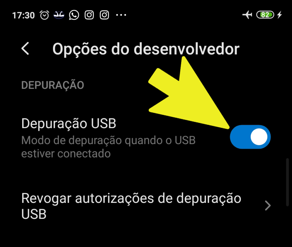 Captura de tela das configurações de desenvolvedor do Android, com uma seta amarela destacando a chave de ativação da Depuração USB ligada.