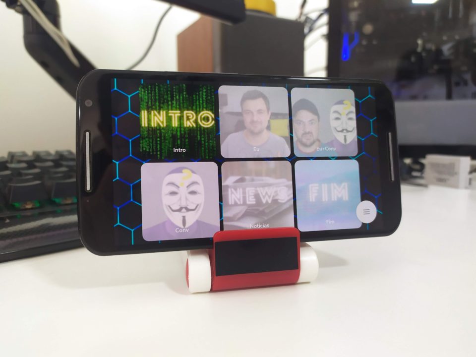 Smartphone posicionado em um suporte de mesa sendo utilizado como um Stream Deck caseiro com atalhos para lives.