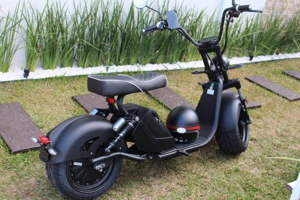 Scooter Bee Green Sport Plus estacionada de lado, mostrando o chassi e suporte de pés.