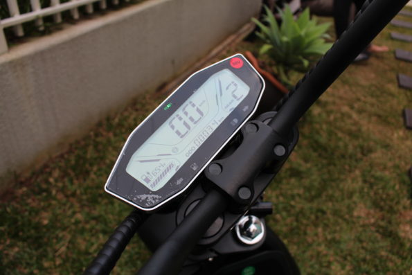 Close do painel digital de uma scooter elétrica Bee Green, exibindo o velocímetro e o nível de carga da bateria.