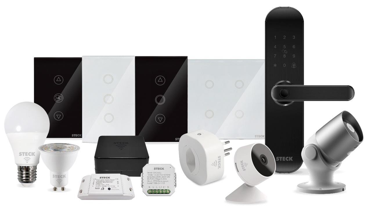 Exibição de diversos produtos da linha Smarteck da Steck sobre um fundo branco, incluindo lâmpadas LED inteligentes, interruptores touch, mini-interruptor interno, controle universal infravermelho e câmeras de segurança Wi-Fi.