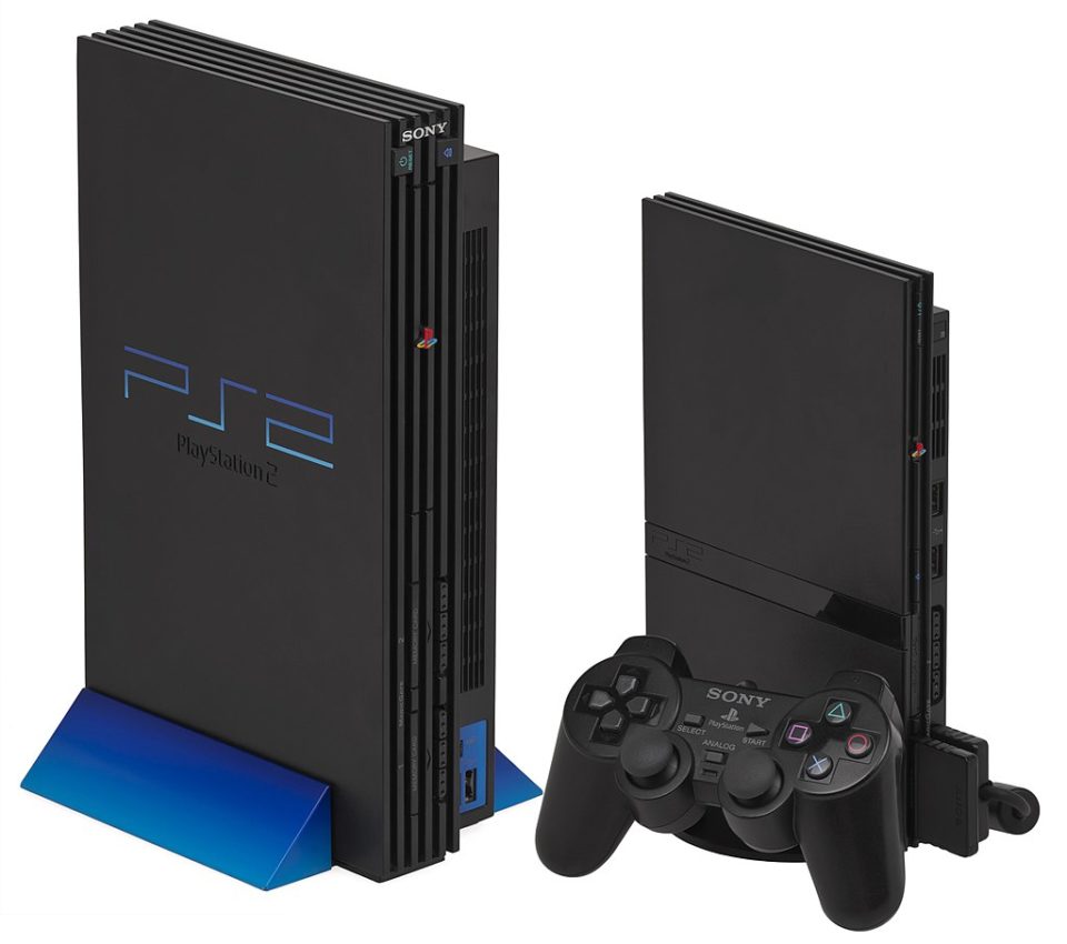 Imagem mostra o console PS2 (PlayStation 2).