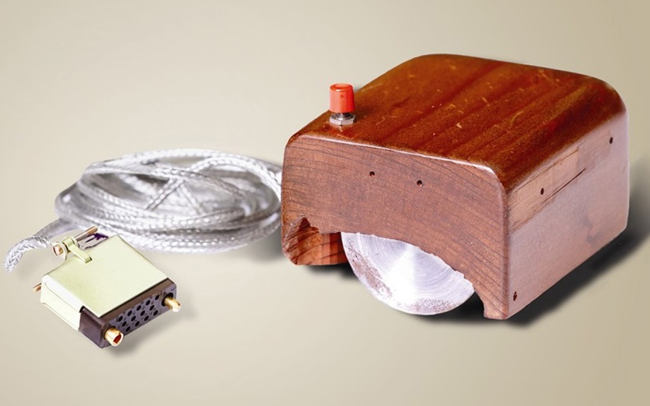 Imagem mostra o primeiro mouse de computador, um protótipo feito de madeira.