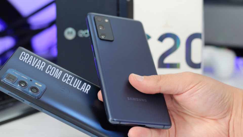 Os celulares Samsung Galaxy S20 FE e Motorola Edge 20 Pr, ambos na cor azul, segurados por uma mão.
