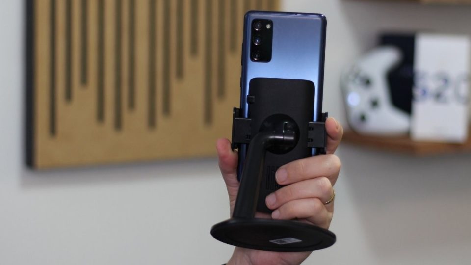 Smartphone Samsung Galaxy S20 FE Snapdragon acoplado a uma base (doc) e conectado a um controle, demonstrando o uso do modo Samsung DeX como um console de videogame.