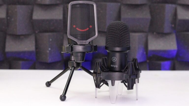 Comparativo entre os microfones Fifine AmpliRocket (dinâmico) e Fifine AmpliGame (condensador) em um setup de gravação.