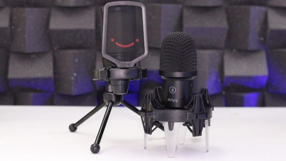 Comparativo entre os microfones Fifine AmpliRocket (dinâmico) e Fifine AmpliGame (condensador) em um setup de gravação.