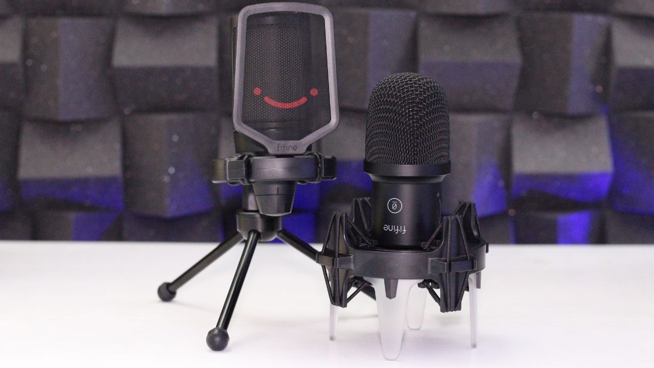 Comparativo entre os microfones Fifine AmpliRocket (dinâmico) e Fifine AmpliGame (condensador) em um setup de gravação.
