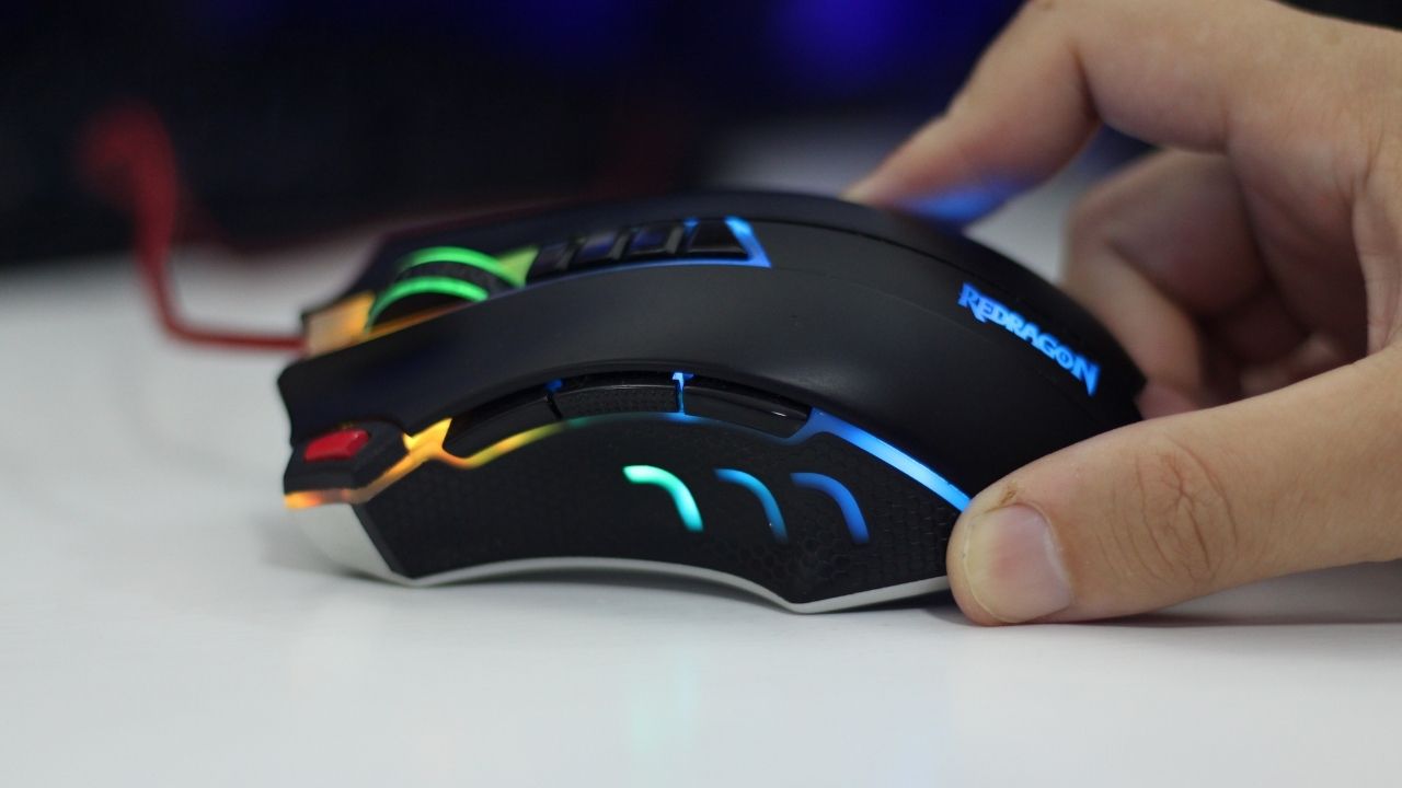 Mão segurando o Mouse REDRAGON TITANOBOA2 CHROMA