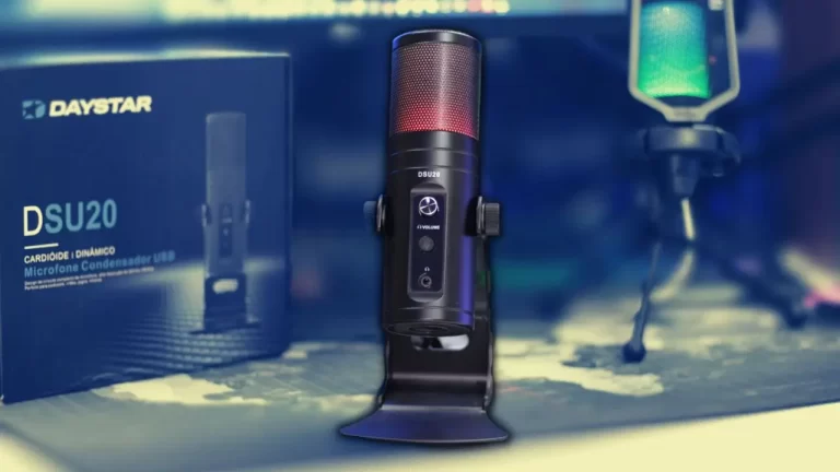 Thumb do comparativo exibindo na esquerda a caixa e o microfone DayStar DSU20 (com destaque para "Estoque no Brasil") e na direita o microfone Fifine AmpliGame com seu RGB ativado e caixa.