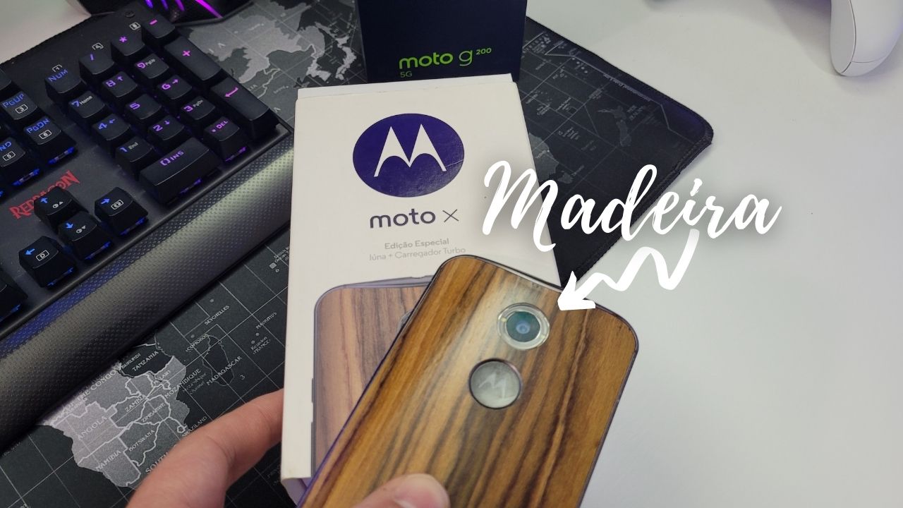 Smartphone Motorola Moto X de 2ª geração com acabamento traseiro em madeira Luna original ao lado da caixa.