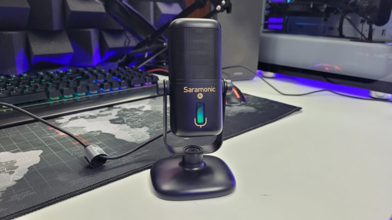 Microfone Saramonic SR-MV2000W em cima de uma mesa gamer.