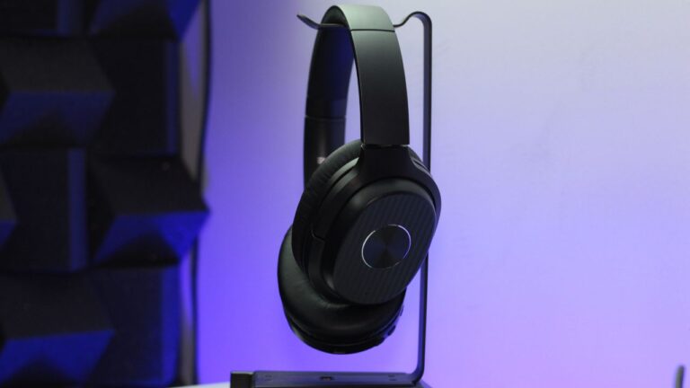 Headphone Bluetooth EKSA E5 de cor preta apoiado em um suporte, destacando as almofadas confortáveis.
