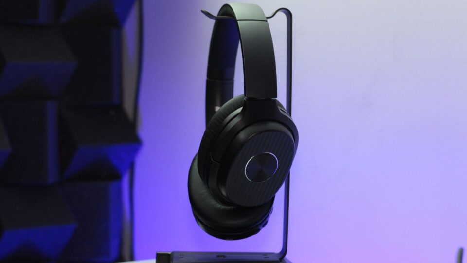 Headphone Bluetooth EKSA E5 de cor preta apoiado em um suporte, destacando as almofadas confortáveis.