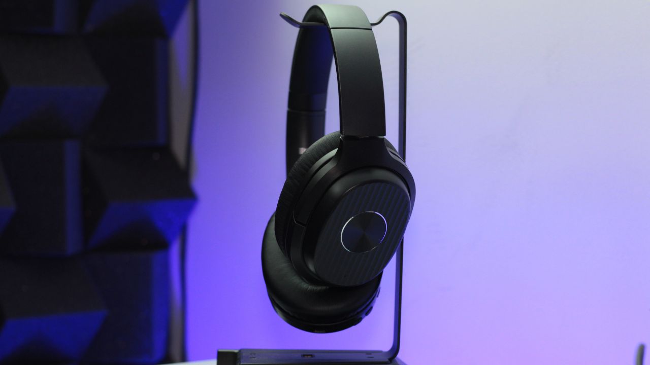 Headphone Bluetooth EKSA E5 de cor preta apoiado em um suporte, destacando as almofadas confortáveis.