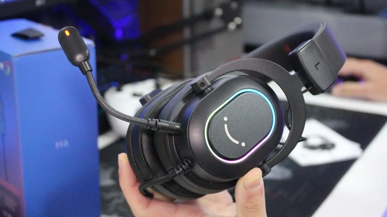 Headset gamer Fifine Ampligame H6 com iluminação RGB lateral sendo exibido em detalhe.