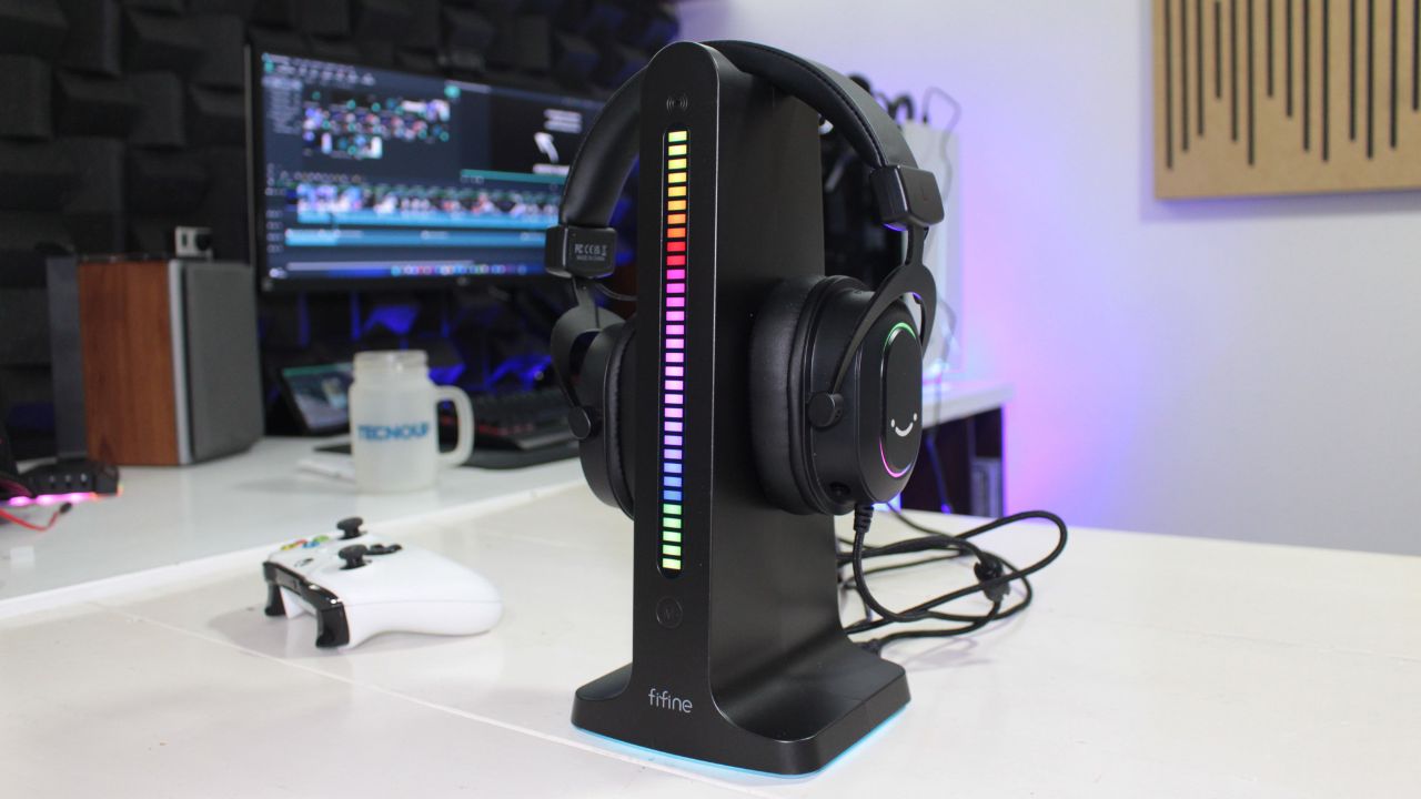 Suporte para headset Fifine AmpliGame S3 com iluminação RGB reativa ao som em um setup gamer.