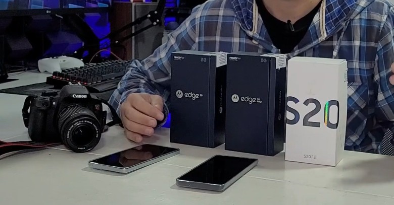 Comparativo de câmeras entre os smartphones Samsung Galaxy S20 FE, Motorola Edge 30 Pro, Edge 30 e a câmera profissional DSLR Canon T5i em um setup de estúdio.