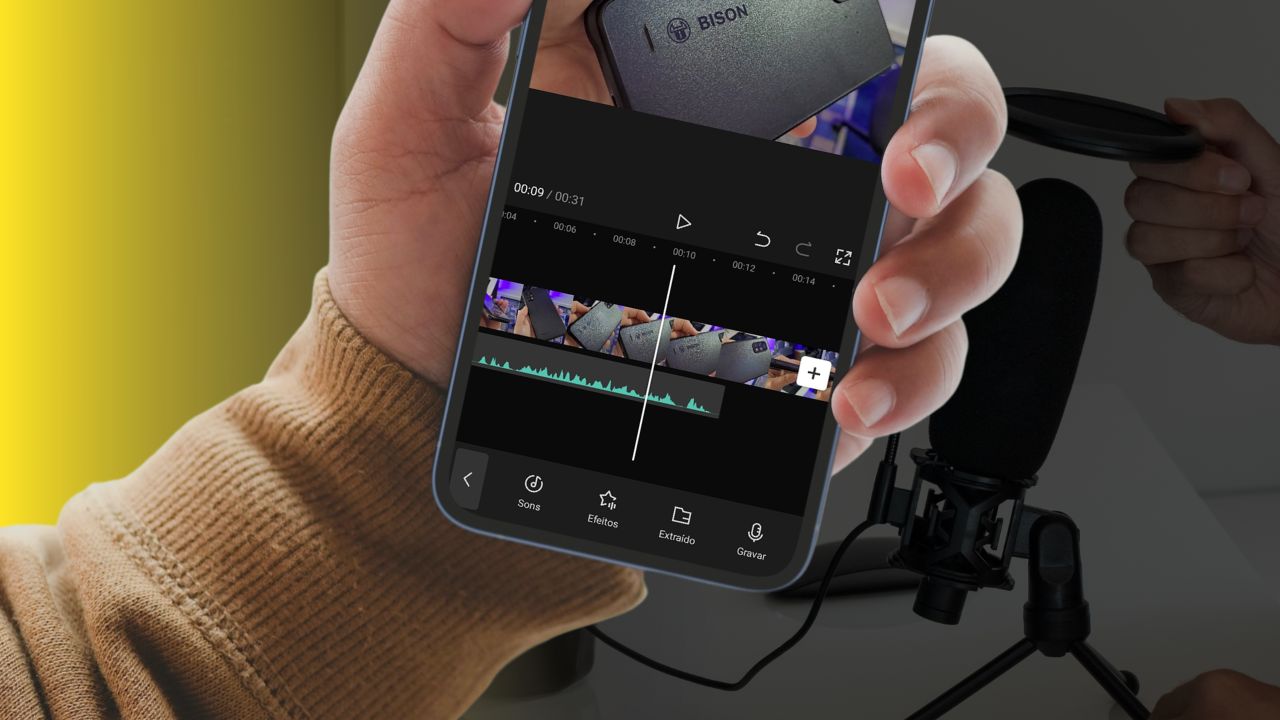 Smartphone mostrando a interface de gravação de áudio do aplicativo CapCut para fazer locução em vídeo.