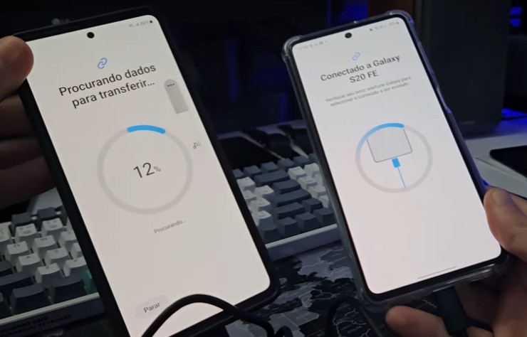 Dois smartphones Android conectados via cabo para transferência de dados e arquivos.