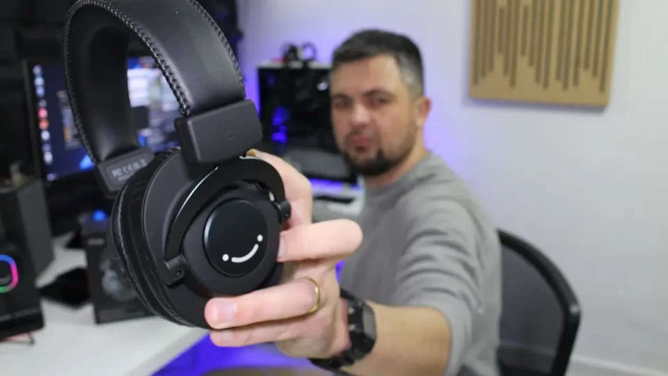 Headphone Fifine H8 para monitoramento de áudio em seu estúdio.