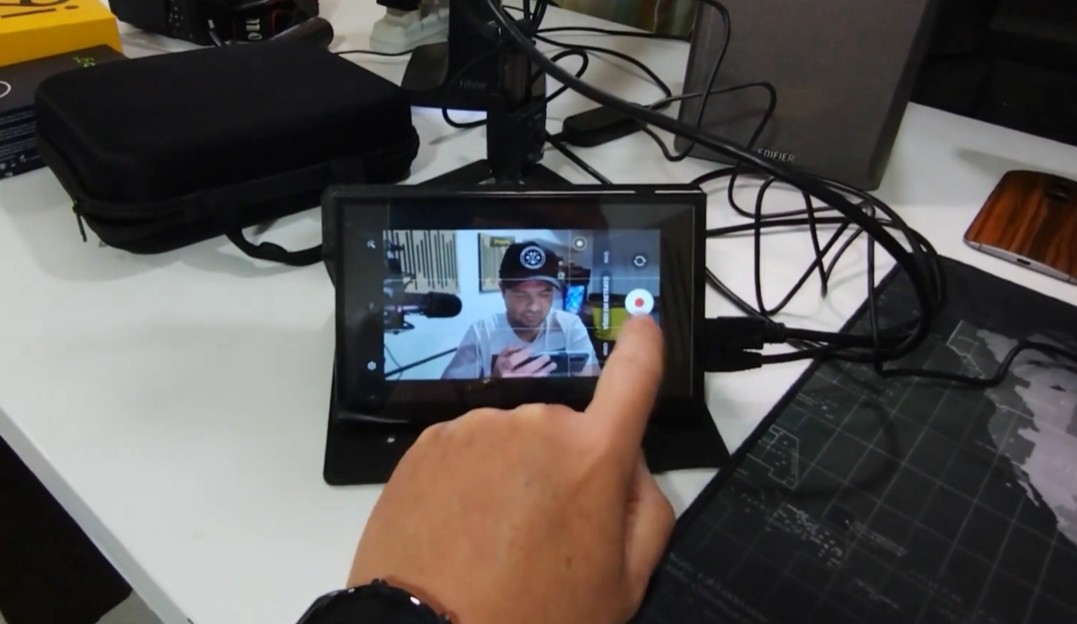 Mini tela touch de 7 polegadas conectada ao Samsung Galaxy S20 FE via Hub USB-C.