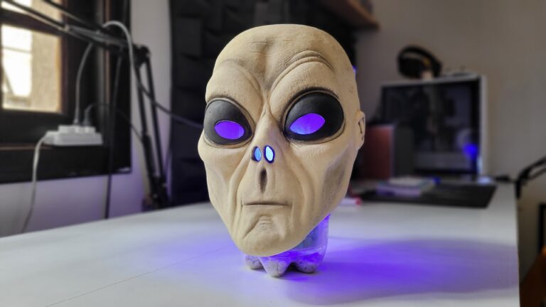 Luminária Smart em formato de Alien