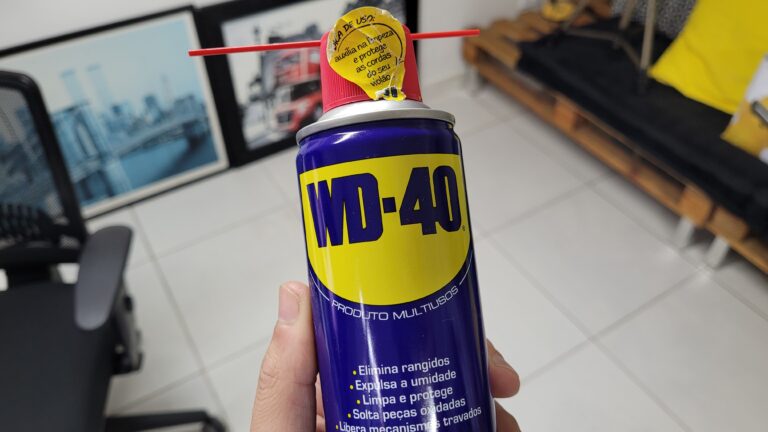 WD-40 com dica para limpeza de cordas de violão