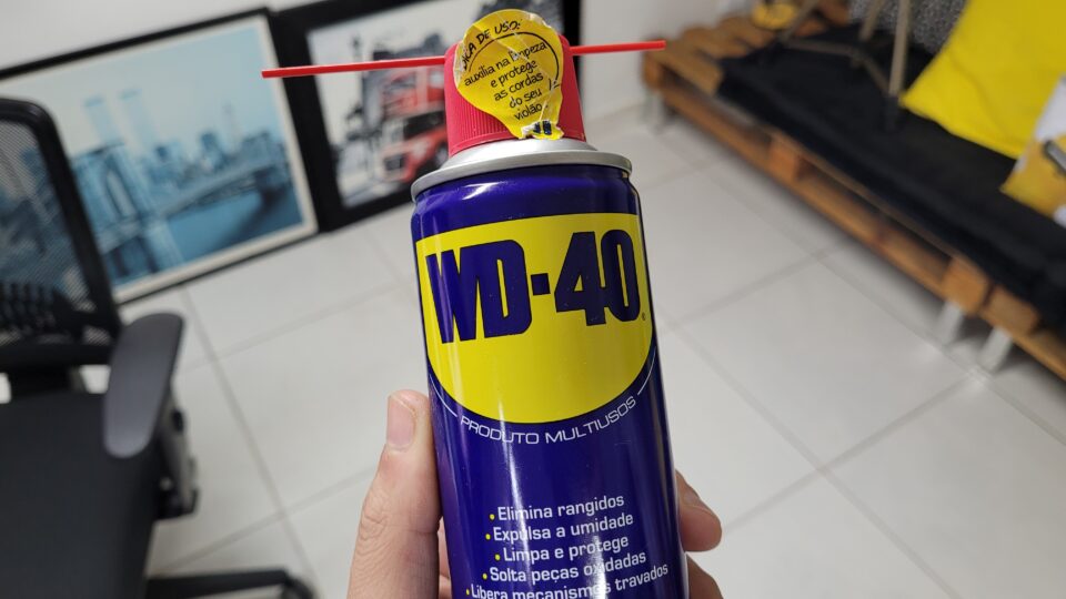 WD-40 com dica para limpeza de cordas de violão