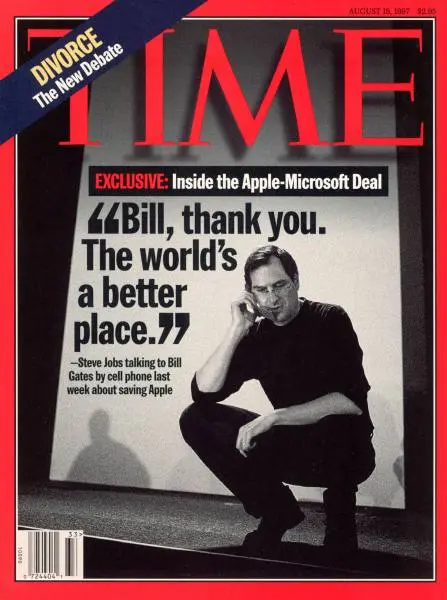 Capa da revista TIME de agosto de 1997 com Steve Jobs agachado ao telefone e a manchete "Bill, thank you. The world's a better place".