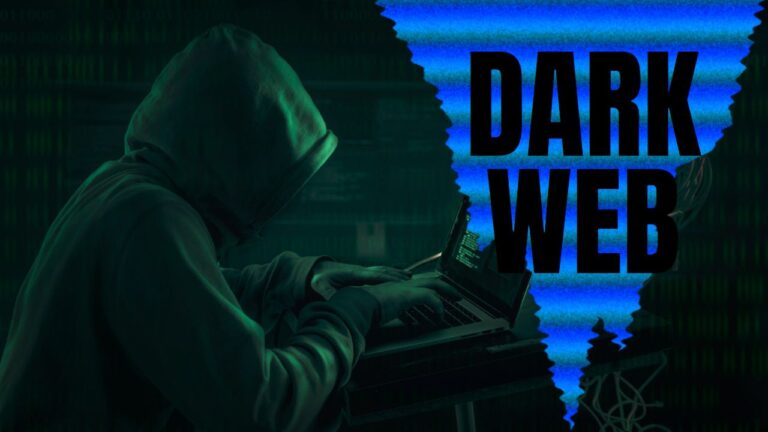 Imagem de pessoa com capuz verde e rosto escondido utilizando o computador para acessar a Dark web, também conhecida como internet obscura.
