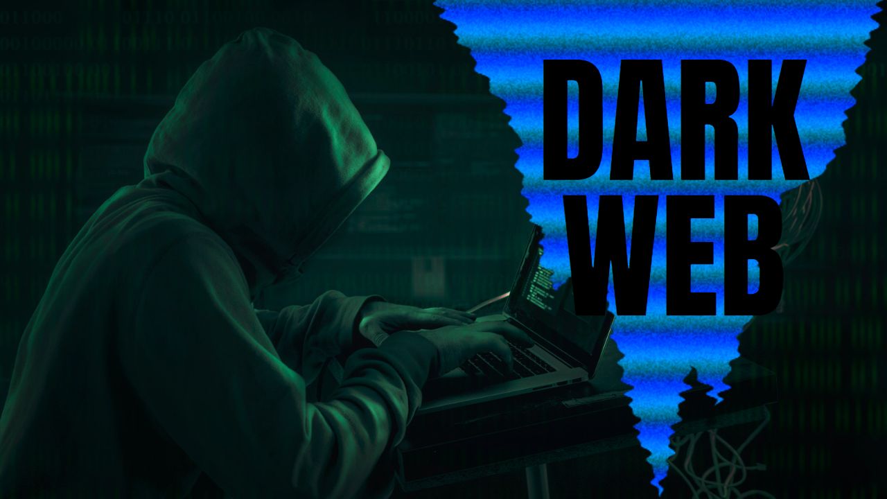 Imagem de pessoa com capuz verde e rosto escondido utilizando o computador para acessar a Dark web, também conhecida como internet obscura.