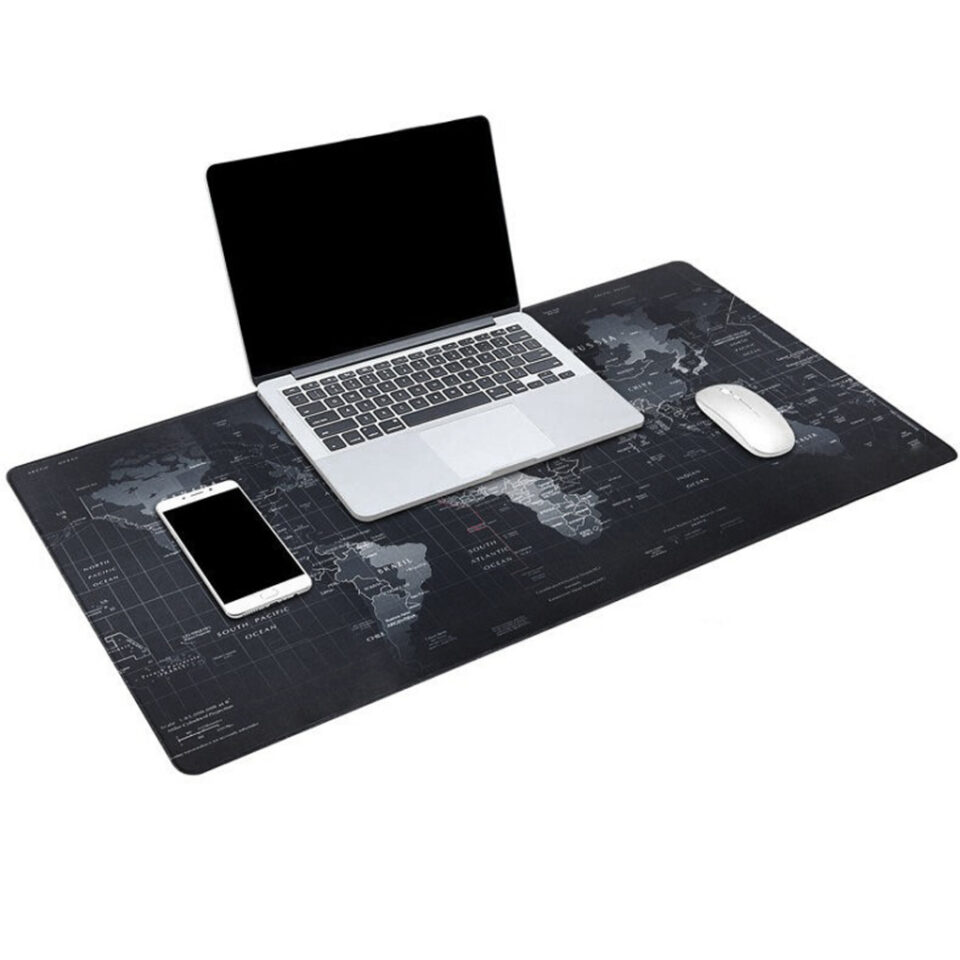 Foto de um notebook sob um Mouse Pad Mapa Mundi (90x40cm)