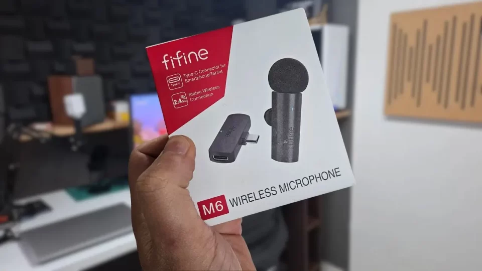 Unboxing do microfone de lapela sem fio Fifine M6 mostrando a caixa do produto e o receptor USB-C.