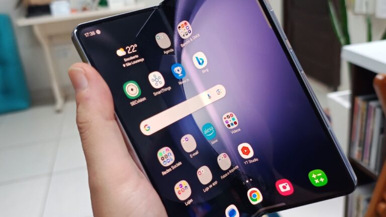 Smartphone dobrável Galaxy Z Fold 5 aberto, exibindo a tela principal de grandes dimensões.