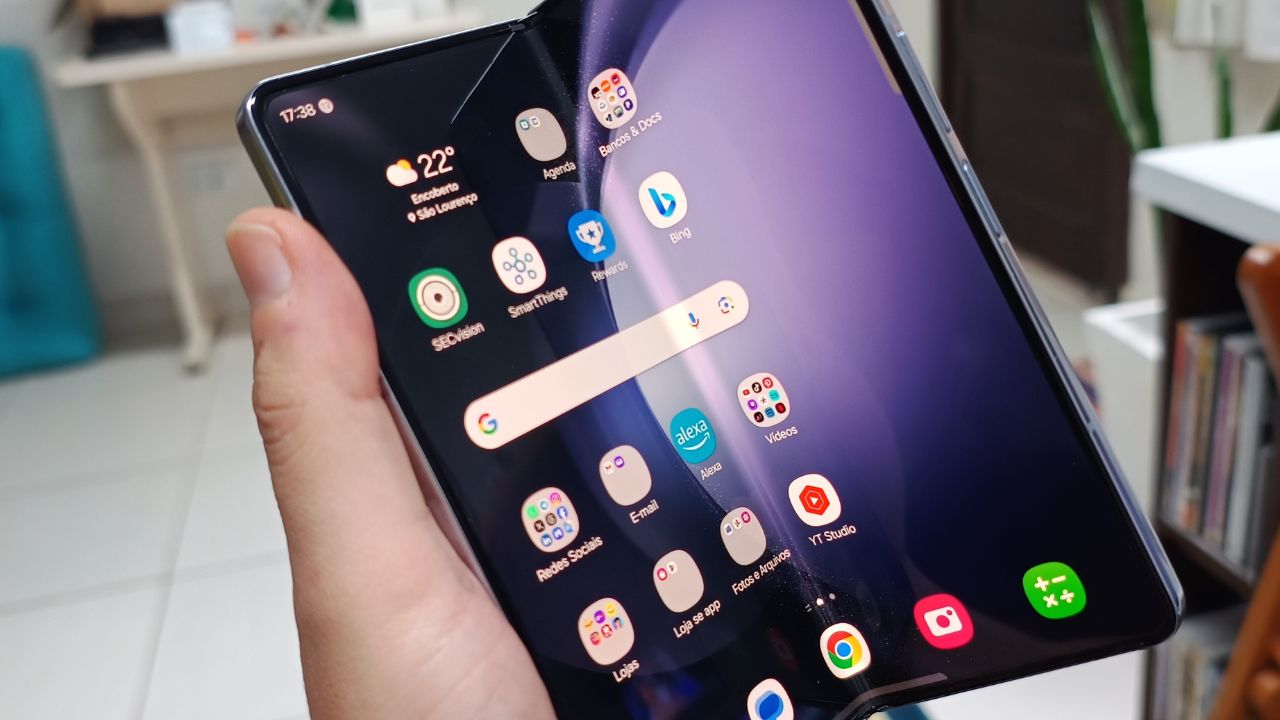 Smartphone dobrável Galaxy Z Fold 5 aberto, exibindo a tela principal de grandes dimensões.
