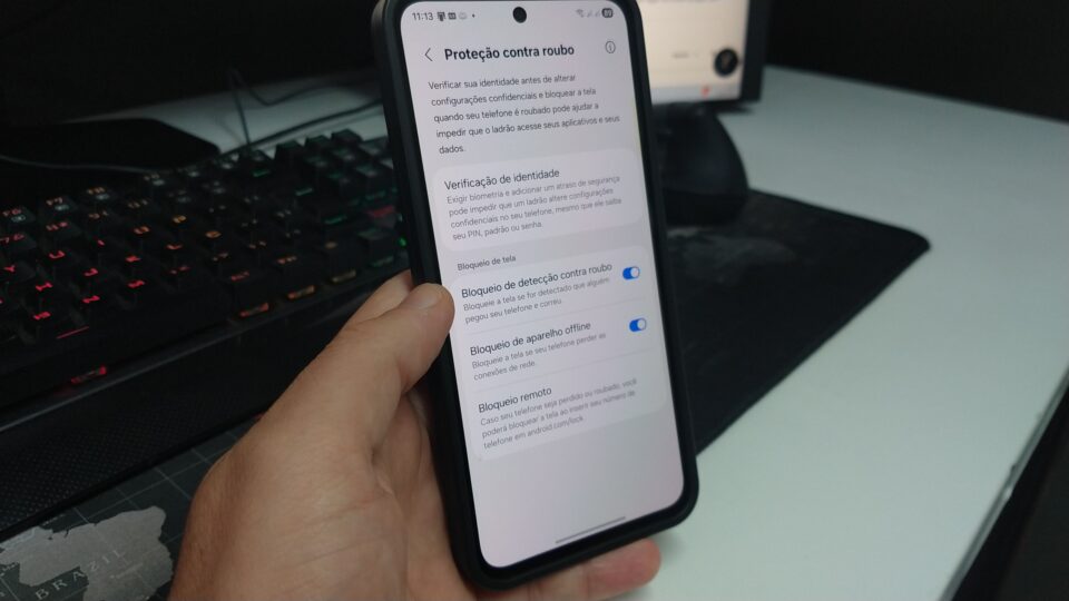 Smartphone Android exibindo as chaves de ativação para Bloqueio por Detecção de Roubo e Bloqueio de Dispositivo Offline.