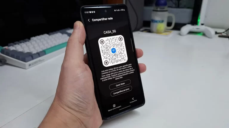 Um smartphone Android com o código QR de Wi-Fi gerado na tela, ao lado de um roteador e o título do tutorial passo a passo.
