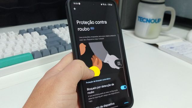 Foto de um celular Android exibindo o menu de configuração da Proteção Contra Roubo do Google.