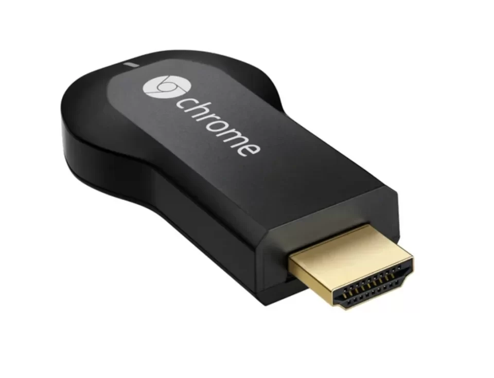 Imagem oficial de divulgação do Google Chromecast de 1ª geração com fundo branco, destacando o conector HDMI dourado.